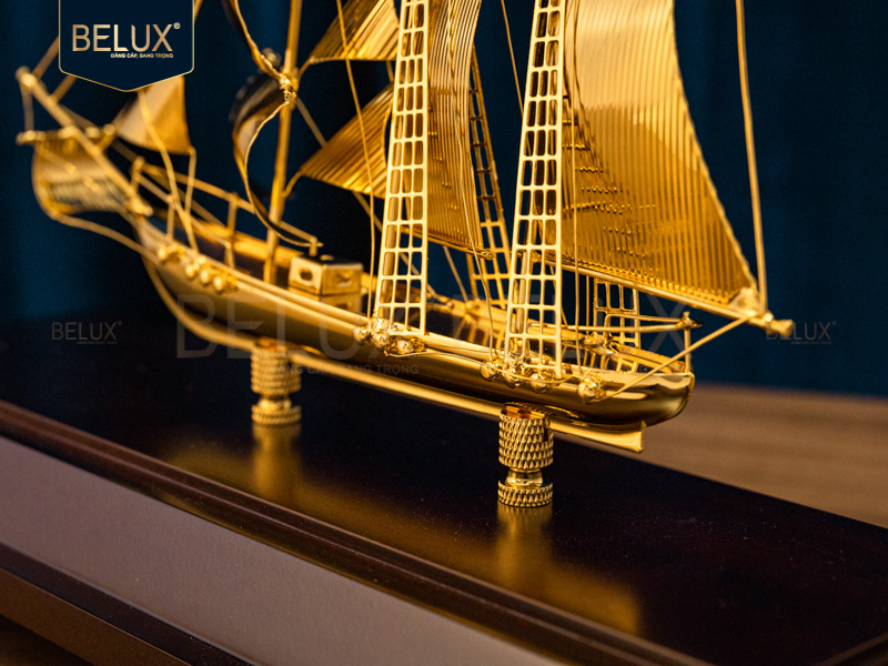 Mô hình thuyền buồm mạ vàng 24K&nbsp;31x12x22cm M4